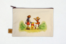 『キングダム ハーツ』人気グッズが発売間近！「100エーカーの森」イラストのポーチなど、6種展開 画像