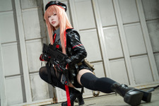 【コスプレ】くびれたウエストからの美尻×美脚がかっこいい！『NIKKE』ラピの美女レイヤーが大胆なポージングで魅せる【写真10枚】 画像