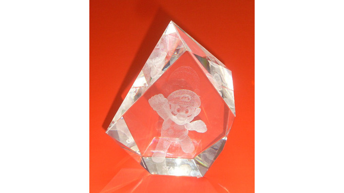 任天堂がマリオの3Dクリスタルガラスをプレゼント－海外の発売イベント