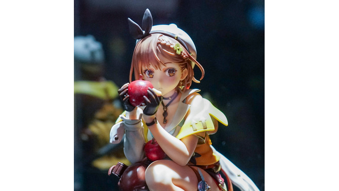 しゃがみ姿のライザを発見！「TGS2024」コーエーテクモブースに展示のフィギュアを写真でお届けー新作主人公・ユミアの造形にも注目