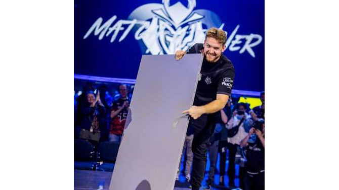 渾身「台パン」机に穴、拳に血、それでも優勝―海外eスポーツ大会で珍事…穴が空いた天板とともに勝者インタビューを受ける