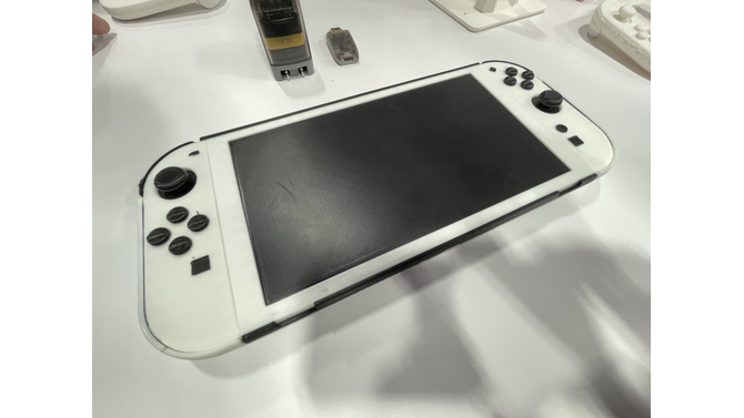 リークをもとに作り上げた？「ニンテンドースイッチ 2」のカバーを展示する海外メーカーに直撃取材！