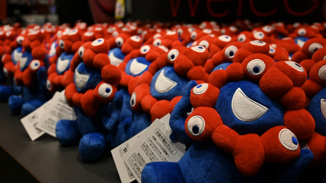 万博公式ストアは“ミャクミャクまみれ”！数々の人気キャラをコラボで吸収し、自身はカラバリ展開で存在感を放つ