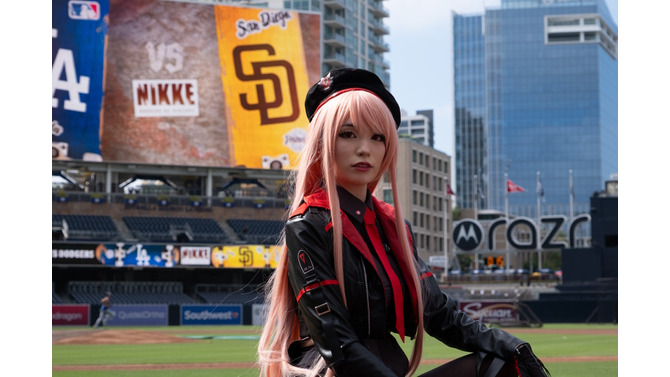 オオタニサンも見てた？『勝利の女神：NIKKE』ラピがメジャーの始球式に降り立つ！海外人気ストリーマーが10万人以上の観客をコスプレで魅了