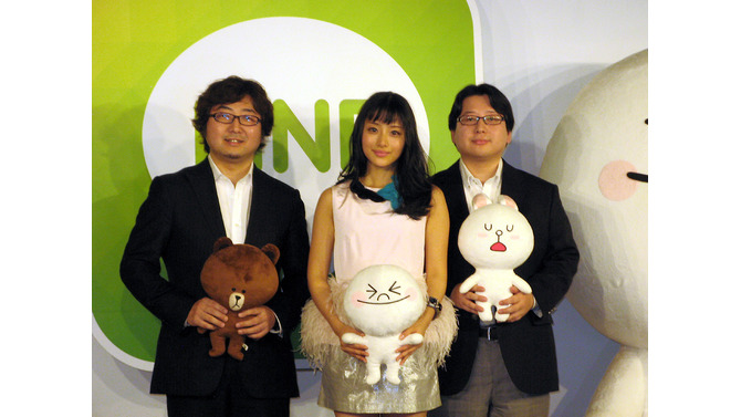 左から森川亮代表取締役社長、石原さとみさん、NHN JAPAN執行役員の舛田淳氏