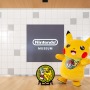 『ポケモン』の原点「ゲームボーイ」から飛び出すピカチュウ…！「ニンテンドーミュージアム」施設内に設置される「ポケふた」がお披露目