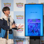 ピカチュウのイラストに引き込まれる！スマホ向け『Pokémon Trading Card Game Pocket（ポケポケ）』配信記念イベントレポートー伊藤沙莉さんや松丸亮吾さんなどによるパック開封式も