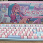 VTuber・結城さくなの推し活するならコレ! 本人監修ゲーミングキーボード&マウスパッドをレビュー サイン入り背面ガラスプレートが嬉しい、ガジェットとしての使用感も◎