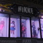 コスプレイヤーがズラリと並ぶ『勝利の女神：NIKKE』“リアル10連ガチャ”今年もTGSで出展