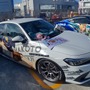 『アイマス』合同ライブ「MOIW2025」に“アイ”が集まる！「のぼり」や「痛車」など会場周辺施策をレポート