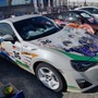 『アイマス』合同ライブ「MOIW2025」に“アイ”が集まる！「のぼり」や「痛車」など会場周辺施策をレポート