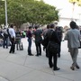 【E3 2011】閉幕後の会場前、みんなで3DSの画面を覗き込んで・・・ 
