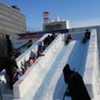 『モンスターストライク』「レッドリドラ」の雪像と巨大すべり台が雪まつりに登場