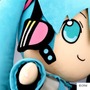 「初音ミク」ぬいぐるみ型クッションが登場、アームレストはリバーシブル仕様