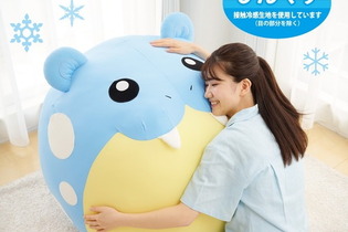 触るとひんやり気持ちいい！愛くるしさが堪らない『ポケモン』「タマザラシ」の等身大ぬいぐるみ発売 画像