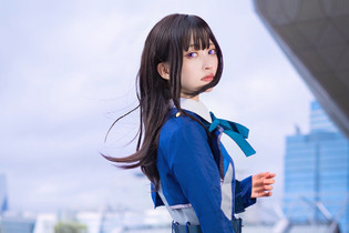 【コスプレ】「コミケ100」颯爽と銃を構える『リコリコ』井上たきなが美しい！人気レイヤー・猫田あしゅ【写真7枚】 画像