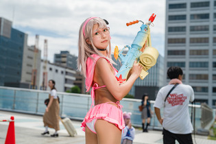 【コスプレ】『NIKKE』水着ネオンの健康的な小麦色の肌が眩しい！人気レイヤー・音琴ひつじ【写真9枚】 画像