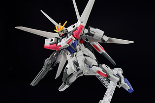 新作ガンプラ「ラーガンダム」「ビルドストライク」発売！自由自在なポージングも魅力 画像