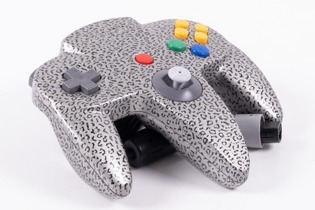 激レア「NINTENDO64」コントローラーが屋根裏から発見される―25年前の友人が気づいて発覚 画像