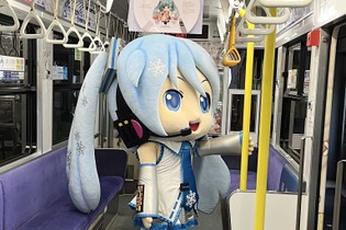 雪ミク（雪ダヨー）さんが電車に乗る姿がインパクト大！微妙に座れず浮遊しているように見える謎の存在感 画像