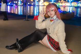 【コスプレ】エリート巫女の休日。イルミ輝く水辺でくつろぐ私服姿のみこちが最高！人気レイヤー・さくらすず【写真8枚】 画像