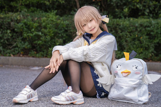 【コスプレ】小さな背にペロロ様リュックを背負う姿がかわいい…！人気レイヤー・クルミさん扮する『ブルアカ』ヒフミの美少女さが炸裂【写真8枚】 画像