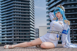 【コスプレ】大胆なポージングが魅力！『NIKKE』ヘルムのかっこよさとセクシーさを見事に表現する人気レイヤー・山中おくら【写真9枚】 画像