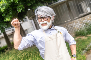 【コスプレ】肉体派の宮崎駿監督が凛々しい！真剣な顔で持っているのはペン？それとも串…？【9枚】 画像