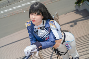 【コスプレ】『NIKKE』マルチャーナのミリタリー風衣装をビシッと着こなす！クール＆セクシーな人気レイヤー・山中おくら 画像