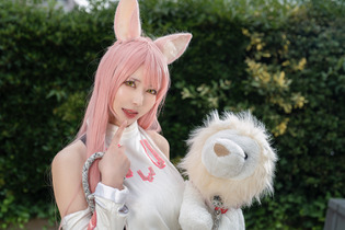 【コスプレ】高身長“神”スタイルの『NIKKE』レオナが抜群の美しさ！はにかむ笑顔でキュートさも満点、人気レイヤー・おもちちゃん 画像