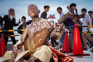 【コスプレ】耳なし芳一から物理で戦う筋肉セーラームーンまで最高かよ！全員がフルスイングでホームランを狙う「コミケ104」会心の9選【写真37枚】 画像