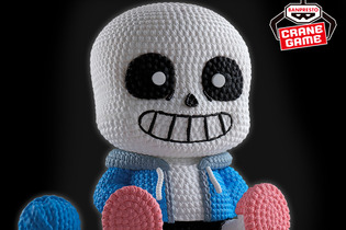 『UNDERTALE』サンズの編みぐるみフィギュアが2月より全国のクレーンゲームに登場ー「あまりのかわいさに めが ボーンと とびだした！」 画像