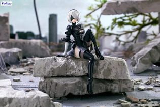 美しい座りポーズで魅せる脚…！「NieR:Automata Ver1.1a」より「2B」のぬーどるストッパーフィギュアが9月中旬よりプライズで順次展開 画像