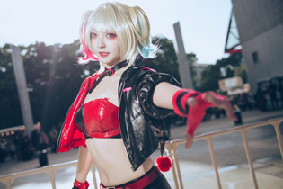 【コスプレ】くびれが際立つスタイル！ハーレイ・クインの美女レイヤーが妖艶【写真9枚】 画像