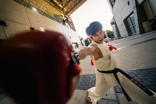 【コスプレ】戦いの真っ只中！？ 『ストリートファイター』リュウのアクションがド迫力【写真8枚】 画像