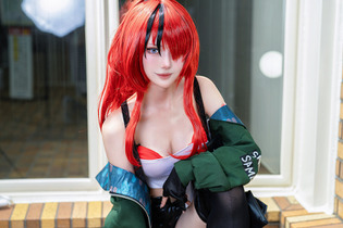 【コスプレ】振り向き姿のウエストが細すぎるっ！へそ出し＆ショーパン衣装をクールに着こなす美女レイヤー【写真10枚】 画像