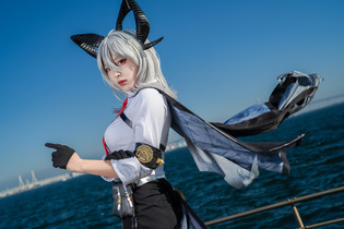 【コスプレ】タイトなパンツ姿がかっこいいだけじゃない！『鳴潮』ザンニーの私服は肩出しニット×ショーパンで海辺に映えるエモさ【写真8枚】 画像