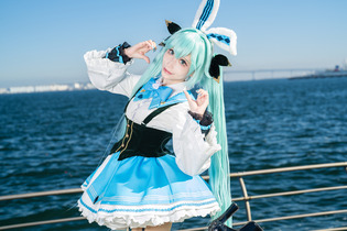 【コスプレ】アリス風のウサ耳ミクさんが飛び跳ねる！美脚を包むガーターベルトのさりげないハートマークで可愛さマシマシ【写真9枚】 画像