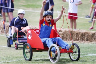 カートコンテストに自作のマリオカートで出場した少年、ゴール時に転倒して鎖骨を骨折 画像