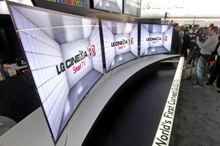 【CES 2013】LG電子、世界初の曲面型有機ELテレビを展示  画像