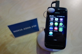 【MWC 2013】体験版LINEをインストールした「Asha」　ノキアブースで発見 画像