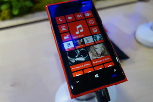 【MWC 2013】ノキアの最新Windows Phone 8スマホ「Lumia 720」を触った 画像