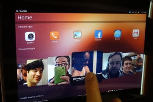 【MWC 2013】スライドだけのセクシーUIを実現、「Ubuntu」搭載スマートフォンが披露 画像