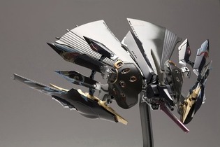 『斑鳩』の2P機「飛鉄塊 銀鶏[黒]」が1/144スケールキットに 画像