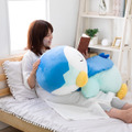 すやすや眠る「ポッチャマ」の巨大ぬいぐるみ登場―このサイズ感と愛くるしさ…抱きしめずにはいられない！