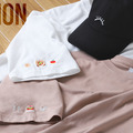 『星のカービィ』フードアイコンの刺繍が可愛い！「カービィカフェ」から、シンプルで使いやすいTシャツとキャップが新登場