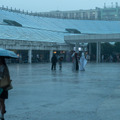 豪雨の中で撮影を続ける猛者も