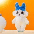 簡単ッ!!簡単ッッ!!「ちいかわ」恐怖の“パラレルワールド”「強くなったハチワレ」がぬいぐるみ化―抱きついてくれるショルダーバッグが最高