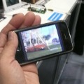 3D変換フィルムをiPhone3G／3GSに張り付けて、3D立体コンテンツを視聴できる 3D変換フィルムをiPhone3G／3GSに張り付けて、3D立体コンテンツを視聴できる