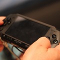 【gamescom 2011】Wi-Fiが省かれ軽量化された新型PSPを間近でチェック 